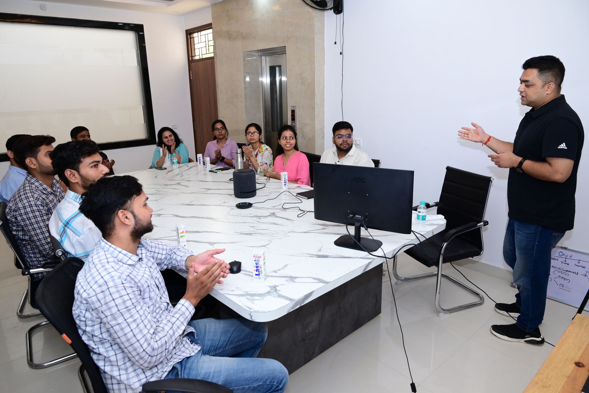 i8CLOUD strategy session in office – discussing roadmaps, performance, and collaborative growth initiatives.